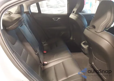 2024 Volvo S60 B5 Plus Dark Theme z USA, uszkodzony, nr VIN 7JRL12TL6RG317749